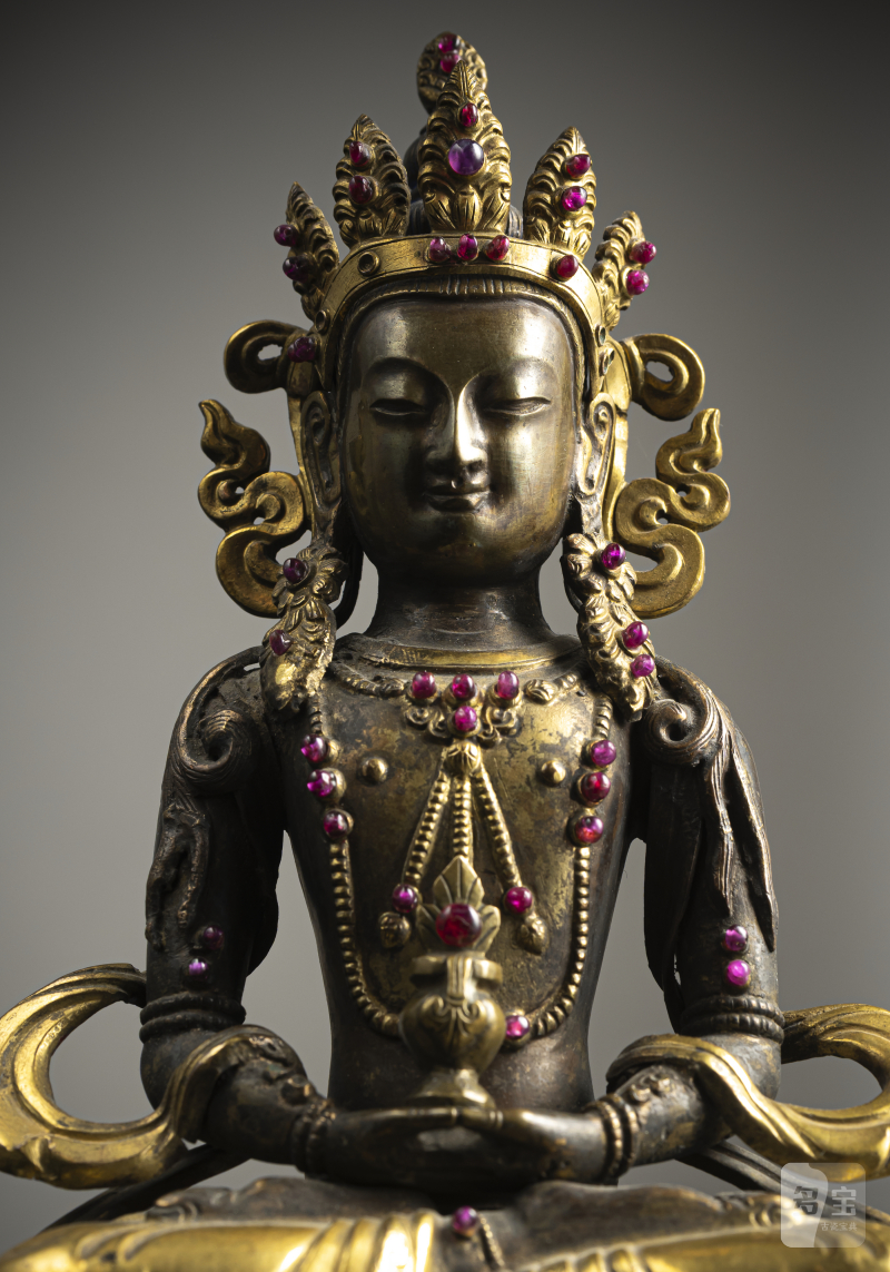 A part-gilt copper repoussé figure of Amitayus with glass and stone inlays - 图4
